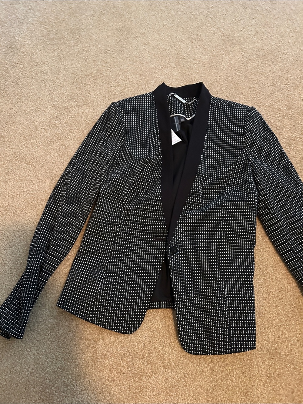 Women’s black/white fitted blazer with black trim lapels